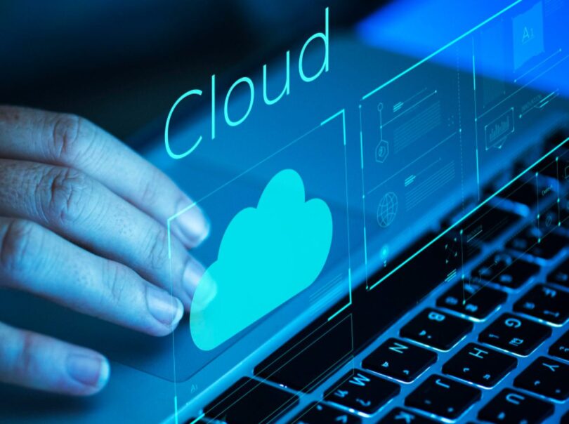 Représentation conceptuelle du stockage cloud avec interface holographique affichant des métriques de données sur un ordinateur portable, illustrant la pression de l'inférence IA sur les infrastructures.