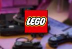 Logo officiel LEGO superposé en premier plan sur un arrière-plan flou montrant une console de jeux rétro noire avec ses manettes filaires sur une table en bois.