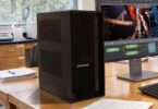 Station de travail tour Lenovo ThinkStation P4 de 30 litres sur un bureau professionnel, équipée d'un processeur AMD Ryzen 9 Pro et d'un GPU Nvidia RTX Pro 6000 Blackwell pour le rendu 3D et le calcul scientifique.