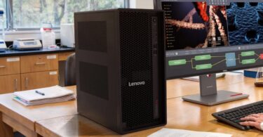 Station de travail tour Lenovo ThinkStation P4 de 30 litres sur un bureau professionnel, équipée d'un processeur AMD Ryzen 9 Pro et d'un GPU Nvidia RTX Pro 6000 Blackwell pour le rendu 3D et le calcul scientifique.