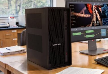 Station de travail tour Lenovo ThinkStation P4 de 30 litres sur un bureau professionnel, équipée d'un processeur AMD Ryzen 9 Pro et d'un GPU Nvidia RTX Pro 6000 Blackwell pour le rendu 3D et le calcul scientifique.