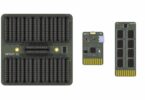 Trois modules de la solution de stockage Machdyne FERRIT alignés sur fond blanc : à gauche le backplane FERRIT-16 vert sombre avec 16 slots pour cartes mémoire F-RAM, au centre le contrôleur FERRIT-CY à port USB-C basé sur Raspberry Pi RP2040, à droite la carte mémoire FERRIT-M8 équipée de 8 puces F-RAM ferroélectriques.