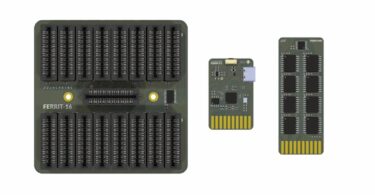 Trois modules de la solution de stockage Machdyne FERRIT alignés sur fond blanc : à gauche le backplane FERRIT-16 vert sombre avec 16 slots pour cartes mémoire F-RAM, au centre le contrôleur FERRIT-CY à port USB-C basé sur Raspberry Pi RP2040, à droite la carte mémoire FERRIT-M8 équipée de 8 puces F-RAM ferroélectriques.