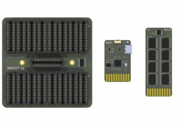 Trois modules de la solution de stockage Machdyne FERRIT alignés sur fond blanc : à gauche le backplane FERRIT-16 vert sombre avec 16 slots pour cartes mémoire F-RAM, au centre le contrôleur FERRIT-CY à port USB-C basé sur Raspberry Pi RP2040, à droite la carte mémoire FERRIT-M8 équipée de 8 puces F-RAM ferroélectriques.