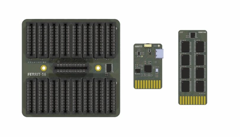 Trois modules de la solution de stockage Machdyne FERRIT alignés sur fond blanc : à gauche le backplane FERRIT-16 vert sombre avec 16 slots pour cartes mémoire F-RAM, au centre le contrôleur FERRIT-CY à port USB-C basé sur Raspberry Pi RP2040, à droite la carte mémoire FERRIT-M8 équipée de 8 puces F-RAM ferroélectriques.