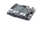 Carte mère Single Board Computer (SBC) de MSI montrant le processeur Intel 8 cœurs, les emplacements pour la mémoire DDR5, ainsi que la connectique incluant ports Ethernet, USB et sorties HDMI sur un dissipateur thermique noir.