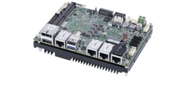 Carte mère Single Board Computer (SBC) de MSI montrant le processeur Intel 8 cœurs, les emplacements pour la mémoire DDR5, ainsi que la connectique incluant ports Ethernet, USB et sorties HDMI sur un dissipateur thermique noir.