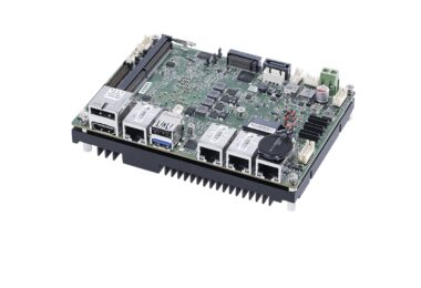 Carte mère Single Board Computer (SBC) de MSI montrant le processeur Intel 8 cœurs, les emplacements pour la mémoire DDR5, ainsi que la connectique incluant ports Ethernet, USB et sorties HDMI sur un dissipateur thermique noir.