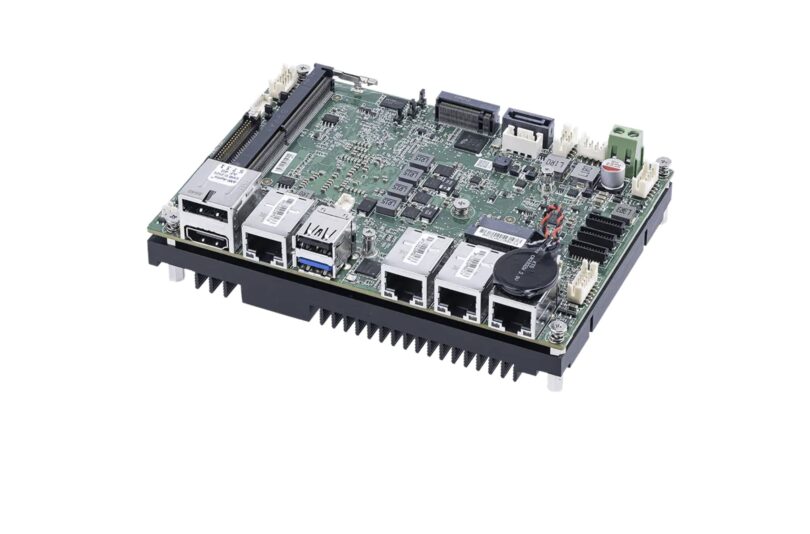 Carte mère Single Board Computer (SBC) de MSI montrant le processeur Intel 8 cœurs, les emplacements pour la mémoire DDR5, ainsi que la connectique incluant ports Ethernet, USB et sorties HDMI sur un dissipateur thermique noir.