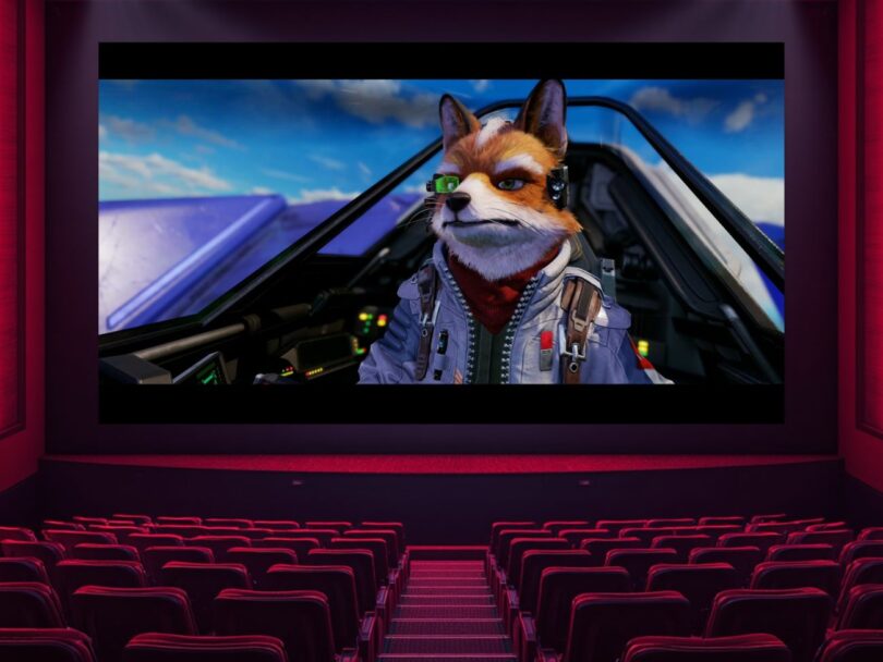 Vue d'une salle de cinéma vide, tous les sièges rouges sont inoccupés, faisant face à un grand écran lumineux projetant une scène du film Star Fox avec le personnage Fox McCloud dans son cockpit Arwing.