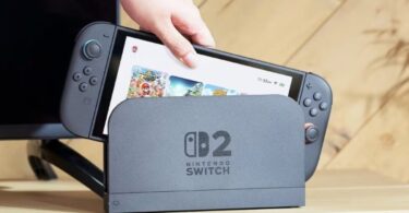 Visuel conceptuel d'une Nintendo Switch 2 insérée dans sa station d'accueil grise affichant le logo "Switch 2", illustrant l'annonce de la hausse de prix de 10 000 yens au Japon.
