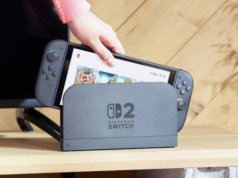 Visuel conceptuel d'une Nintendo Switch 2 insérée dans sa station d'accueil grise affichant le logo "Switch 2", illustrant l'annonce de la hausse de prix de 10 000 yens au Japon.