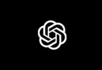 Logo officiel d'OpenAI blanc sur fond noir, illustrant l'annonce des trois nouveaux modèles d'API audio temps réel pour les interactions vocales à basse latence.