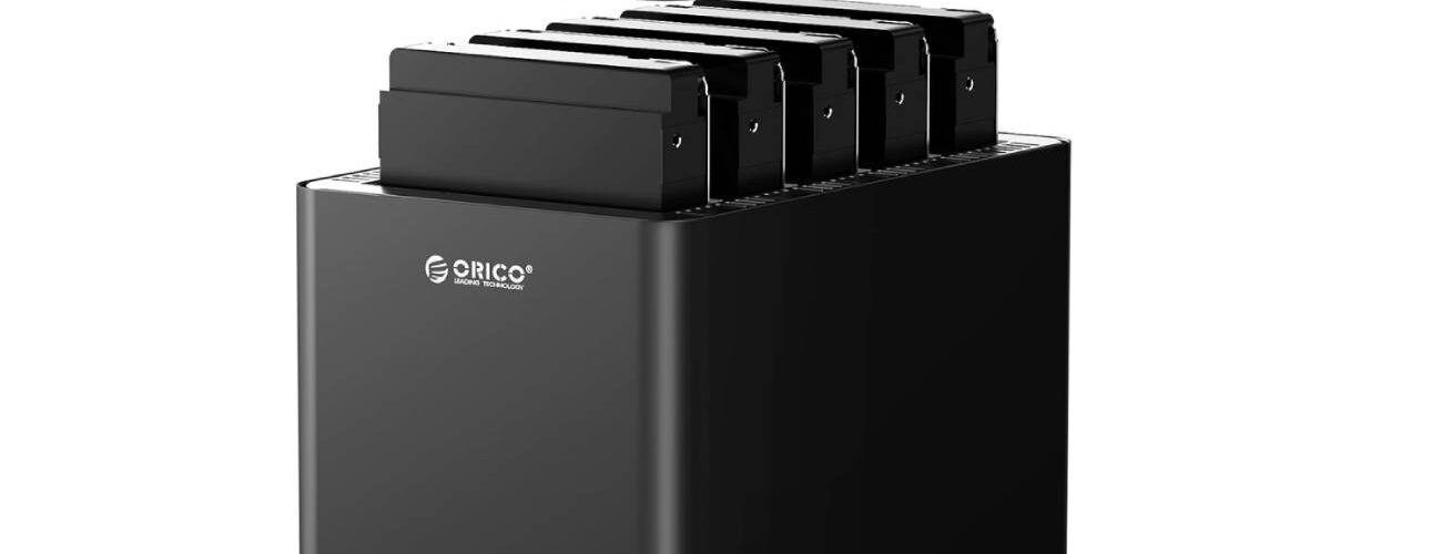 Boîtier Orico DS500U3 noir 5 baies pour disques durs 3,5 pouces avec couvercle magnétique soulevé en lévitation montrant cinq disques insérés et indicateurs LED bleus en façade.