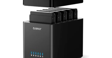 Boîtier Orico DS500U3 noir 5 baies pour disques durs 3,5 pouces avec couvercle magnétique soulevé en lévitation montrant cinq disques insérés et indicateurs LED bleus en façade.