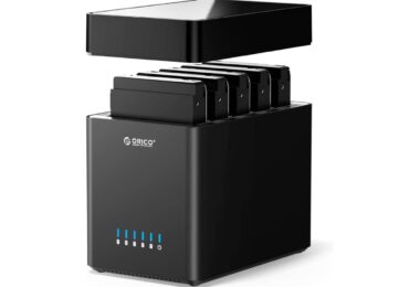 Boîtier Orico DS500U3 noir 5 baies pour disques durs 3,5 pouces avec couvercle magnétique soulevé en lévitation montrant cinq disques insérés et indicateurs LED bleus en façade.