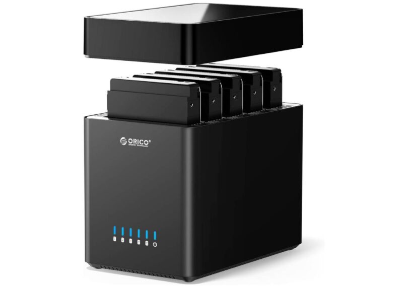 Boîtier Orico DS500U3 noir 5 baies pour disques durs 3,5 pouces avec couvercle magnétique soulevé en lévitation montrant cinq disques insérés et indicateurs LED bleus en façade.