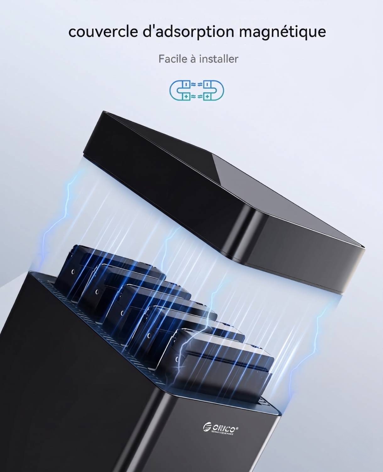 Visuel marketing officiel Orico DS500U3 montrant le couvercle d'adsorption magnétique en lévitation au-dessus des cinq baies SATA garnies de disques durs 3,5 pouces, effet d'attraction magnétique stylisé en bleu électrique entre le capot et la carcasse.