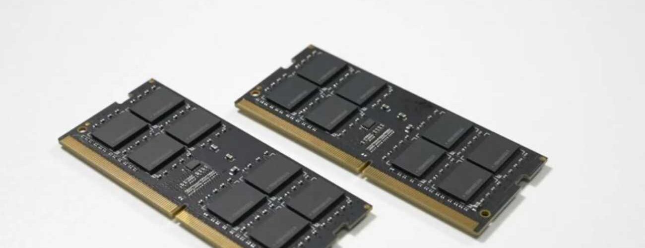 Deux modules de mémoire SODIMM TeamGroup posés sur fond blanc, illustrant la pénurie de NAND et DRAM qui pousse Adata, TeamGroup et Micron à lever 880 millions de dollars en 2026.