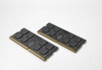Deux modules de mémoire SODIMM TeamGroup posés sur fond blanc, illustrant la pénurie de NAND et DRAM qui pousse Adata, TeamGroup et Micron à lever 880 millions de dollars en 2026.
