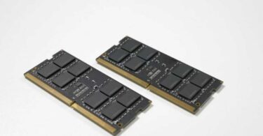 Deux modules de mémoire SODIMM TeamGroup posés sur fond blanc, illustrant la pénurie de NAND et DRAM qui pousse Adata, TeamGroup et Micron à lever 880 millions de dollars en 2026.