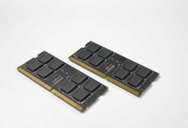 Deux modules de mémoire SODIMM TeamGroup posés sur fond blanc, illustrant la pénurie de NAND et DRAM qui pousse Adata, TeamGroup et Micron à lever 880 millions de dollars en 2026.