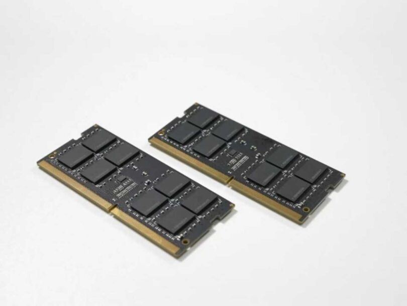 Deux modules de mémoire SODIMM TeamGroup posés sur fond blanc, illustrant la pénurie de NAND et DRAM qui pousse Adata, TeamGroup et Micron à lever 880 millions de dollars en 2026.