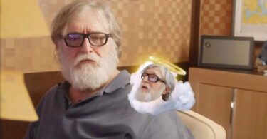 Portrait de Gabe Newell, cofondateur de Valve, avec une illustration humoristique superposée le représentant en prophète dans un nuage, symbolisant sa prédiction sur l'adoption de l'architecture PC par les consoles PlayStation et Xbox.