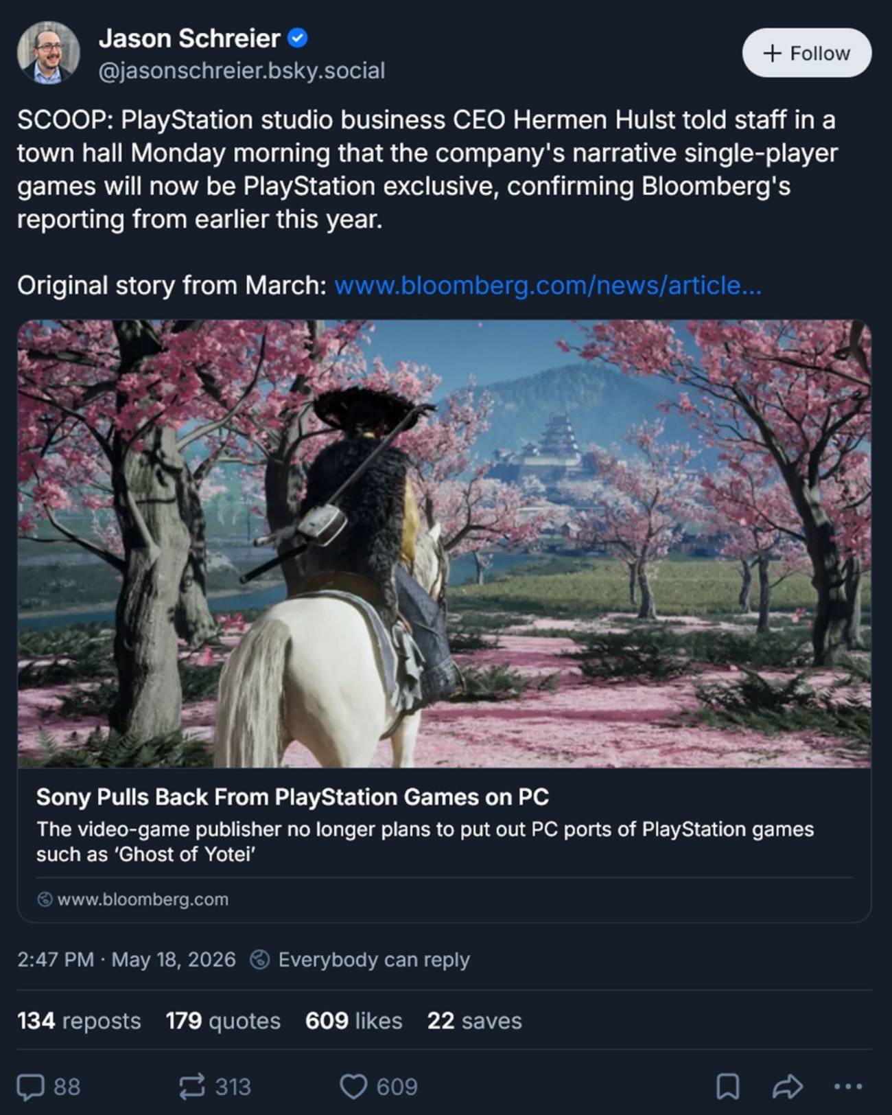 Capture d'écran d'une publication de Jason Schreier sur Bluesky. Le journaliste de Bloomberg confirme les déclarations d'Hermen Hulst actant la fin des portages PC pour les jeux solo narratifs PlayStation, avec une illustration du jeu Ghost of Yōtei.