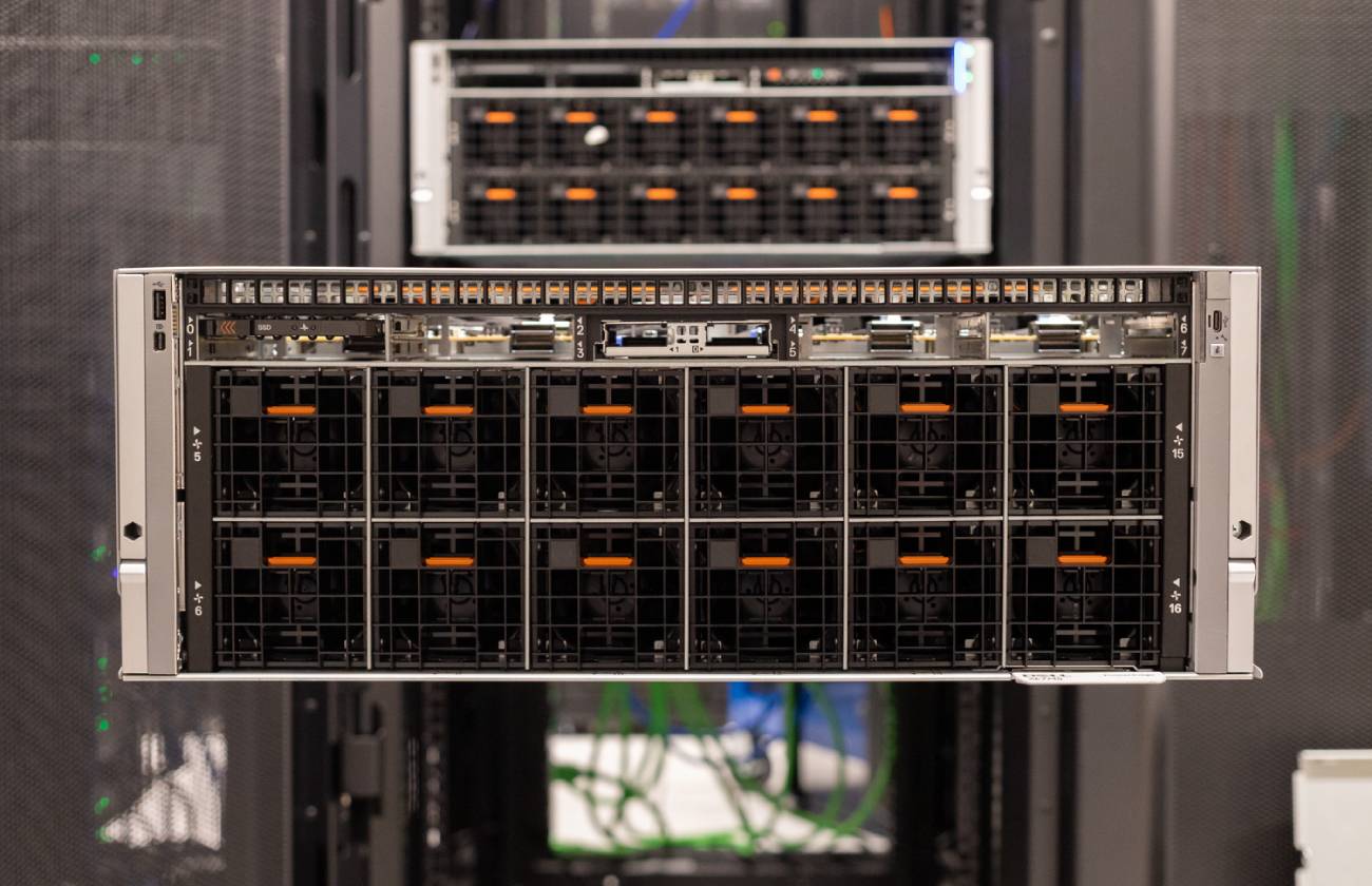 Vue de face du châssis du serveur Dell PowerEdge XE7745 monté dans un rack de laboratoire, exposant ses multiples baies de disques de stockage.