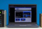 Banc de test SPEC CPU 2026 avec ordinateur portable Lenovo ThinkPad P16 Gen 3 affichant les résultats de benchmark, mini-PC Ryzen AI Max+ 395 à gauche et NVIDIA DGX Spark à droite sur fond bleu.