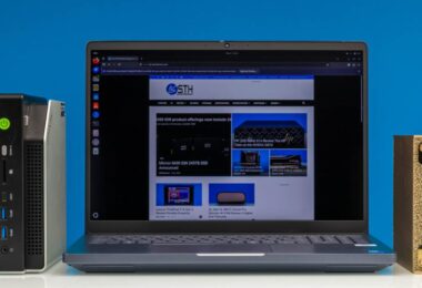 Banc de test SPEC CPU 2026 avec ordinateur portable Lenovo ThinkPad P16 Gen 3 affichant les résultats de benchmark, mini-PC Ryzen AI Max+ 395 à gauche et NVIDIA DGX Spark à droite sur fond bleu.