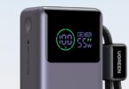 Gros plan de l'écran LED d'une batterie externe Ugreen Nexode affichant 100% de charge et une puissance de sortie de 55W.