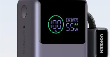 Gros plan de l'écran LED d'une batterie externe Ugreen Nexode affichant 100% de charge et une puissance de sortie de 55W.