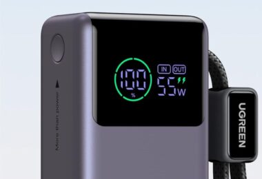 Gros plan de l'écran LED d'une batterie externe Ugreen Nexode affichant 100% de charge et une puissance de sortie de 55W.