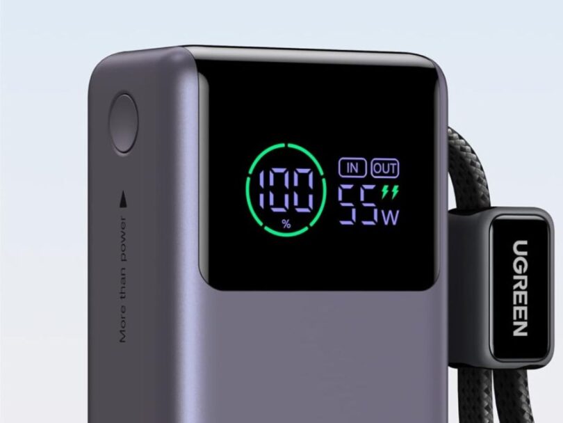 Gros plan de l'écran LED d'une batterie externe Ugreen Nexode affichant 100% de charge et une puissance de sortie de 55W.