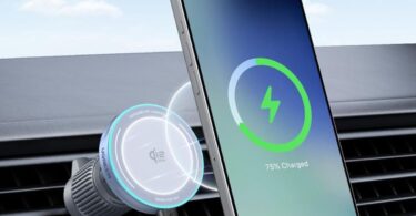 Chargeur de voiture sans fil Ugreen Qi2 fixé sur une grille d'aération, rechargeant un iPhone par induction avec un indicateur de charge circulaire lumineux.