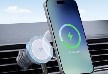 Chargeur de voiture sans fil Ugreen Qi2 fixé sur une grille d'aération, rechargeant un iPhone par induction avec un indicateur de charge circulaire lumineux.