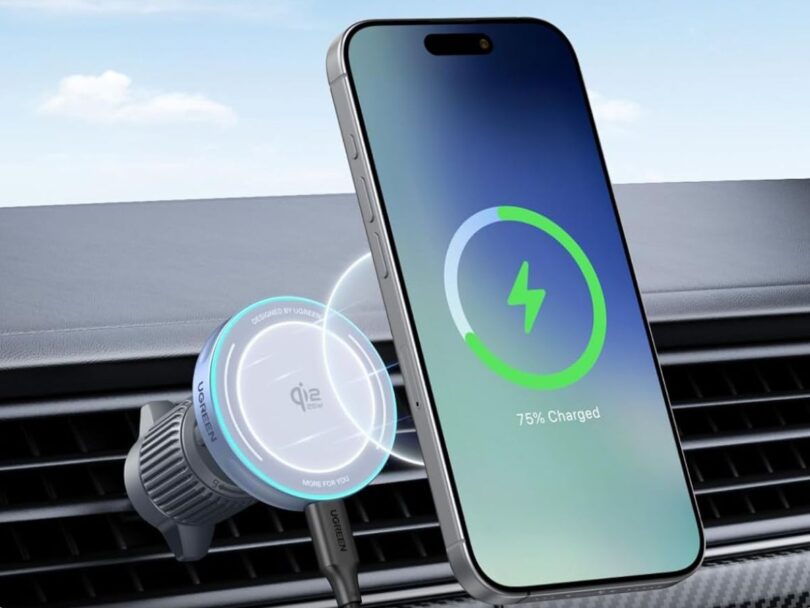 Chargeur de voiture sans fil Ugreen Qi2 fixé sur une grille d'aération, rechargeant un iPhone par induction avec un indicateur de charge circulaire lumineux.