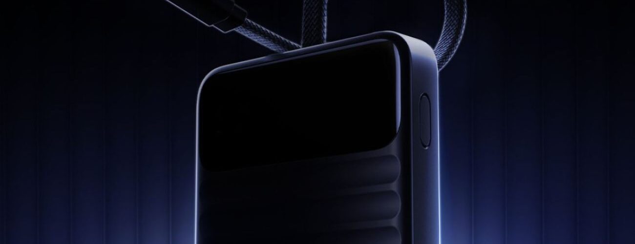 Batterie externe Ugreen série P6 au design noir mat texturé avec rainures horizontales, dotée d'un câble USB-C intégré en nylon tressé et d'un écran LED brillant sur la partie supérieure.