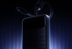Batterie externe Ugreen série P6 au design noir mat texturé avec rainures horizontales, dotée d'un câble USB-C intégré en nylon tressé et d'un écran LED brillant sur la partie supérieure.