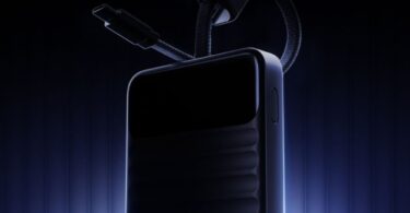 Batterie externe Ugreen série P6 au design noir mat texturé avec rainures horizontales, dotée d'un câble USB-C intégré en nylon tressé et d'un écran LED brillant sur la partie supérieure.