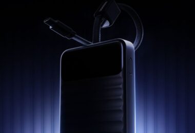 Batterie externe Ugreen série P6 au design noir mat texturé avec rainures horizontales, dotée d'un câble USB-C intégré en nylon tressé et d'un écran LED brillant sur la partie supérieure.