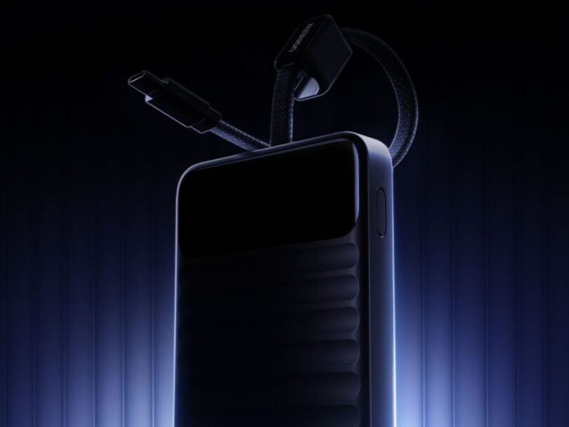 Batterie externe Ugreen série P6 au design noir mat texturé avec rainures horizontales, dotée d'un câble USB-C intégré en nylon tressé et d'un écran LED brillant sur la partie supérieure.