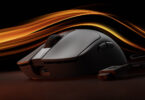 Souris gaming Xiaomi Gaming Mouse 2 vue de trois quarts, design symétrique noir, capteur optique PixArt PAW3955XM, format ultra-léger 58 grammes pour le gaming esport sans fil 8 kHz.