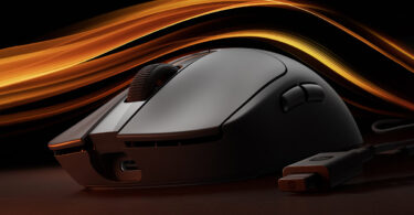 Souris gaming Xiaomi Gaming Mouse 2 vue de trois quarts, design symétrique noir, capteur optique PixArt PAW3955XM, format ultra-léger 58 grammes pour le gaming esport sans fil 8 kHz.