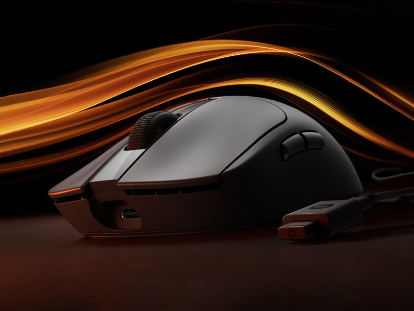 Souris gaming Xiaomi Gaming Mouse 2 vue de trois quarts, design symétrique noir, capteur optique PixArt PAW3955XM, format ultra-léger 58 grammes pour le gaming esport sans fil 8 kHz.